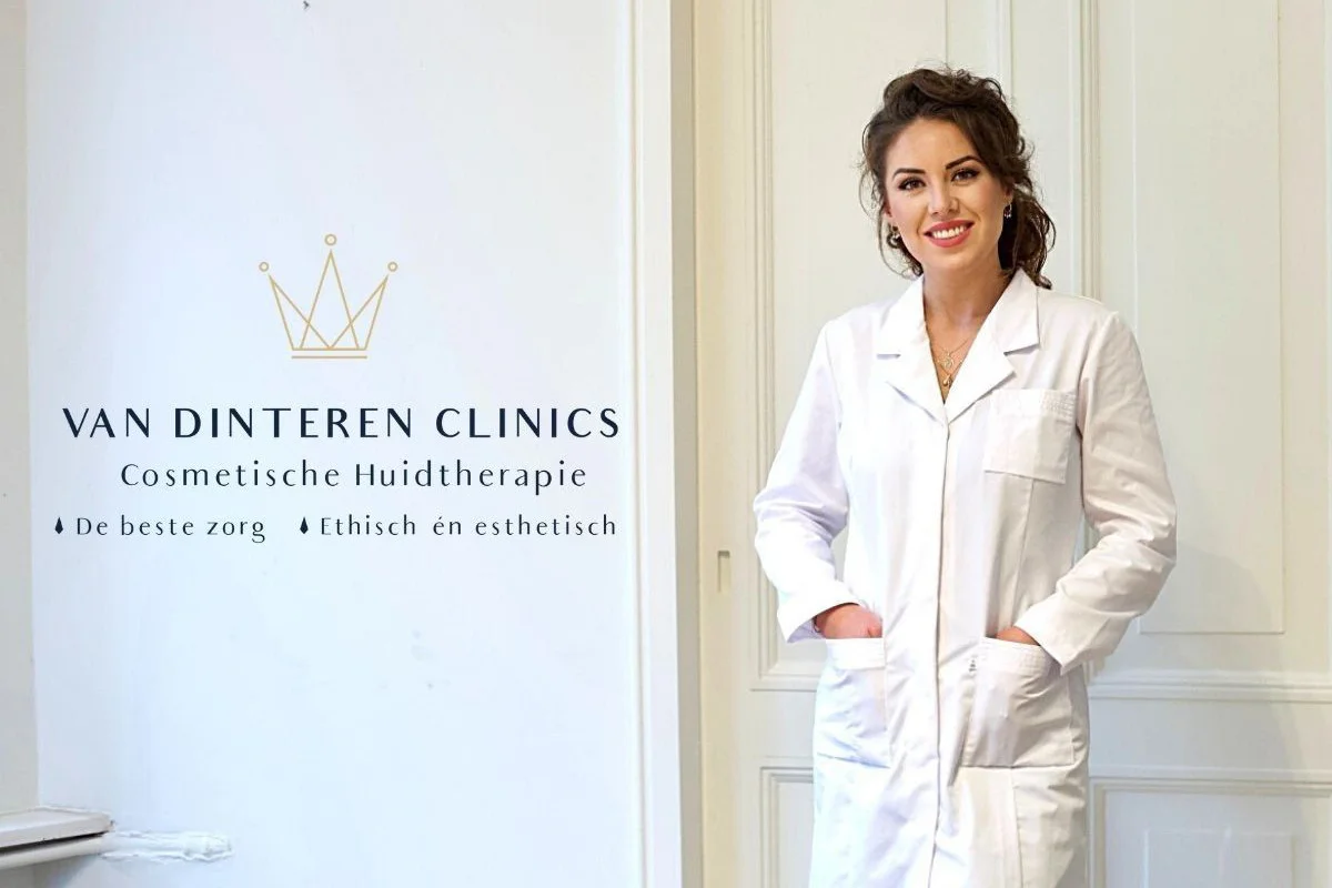 van Dintereren met logo Mariska van Dinteren in behandelkamer